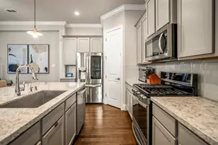 8422 Oak Leaf Point Dr, Houston, TX 77055 - Photo 11