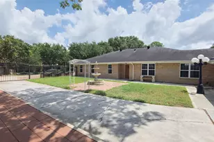 902 Ashford Pkwy, Houston, TX 77077 - Photo 1