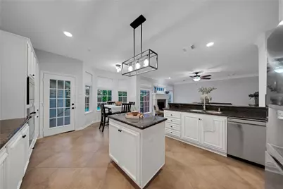 79 N Cochrans Green Circle, The Woodlands, TX 77381 - Photo 9