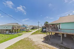 905 Meynig Dr, Crystal Beach, TX 77650 - Photo 7