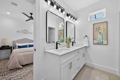 5027 Willow Glen Drive #B, Houston, TX 77033 - Photo 9