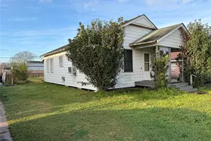 1127 W 4th St, Freeport, TX 77541 - Photo 3