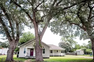 403 Leveridge, East Bernard, TX 77435 - Photo 3