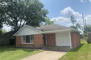 121 E Riverwood Dr, Houston, TX 77076 - Photo 1