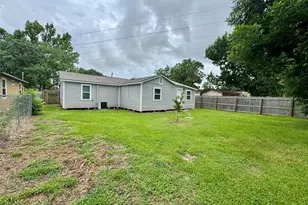 514 McKee St, Clute, TX 77531 - Photo 5