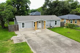 514 McKee St, Clute, TX 77531 - Photo 1
