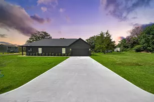 211 19th St, Hempstead, TX 77445 - Photo 5