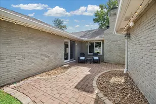 10050 Locke Ln, Houston, TX 77042 - Photo 29