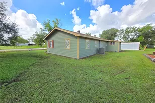 610 E Division St, Edna, TX 77957 - Photo 7