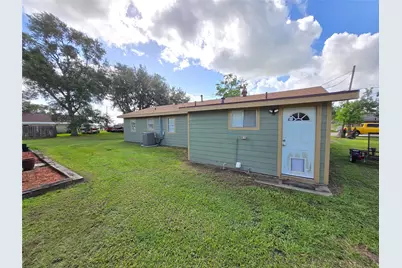 610 E Division Street, Edna, TX 77957 - Photo 9