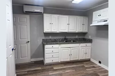 115 W Mulberry Avenue #B, Wharton, TX 77488 - Photo 9