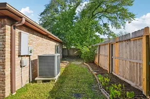 1006 Glacier Hill Dr, Houston, TX 77077 - Photo 29