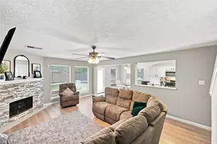 217 Fox Springs Ct, Dickinson, TX 77539 - Photo 9