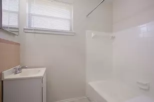 4430 Grapevine St, Houston, TX 77045 - Photo 9