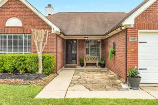 3210 Deer Trail Dr, Alvin, TX 77511 - Photo 3