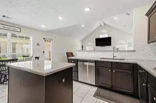 2102 Wikiup St, Dickinson, TX 77539 - Photo 9
