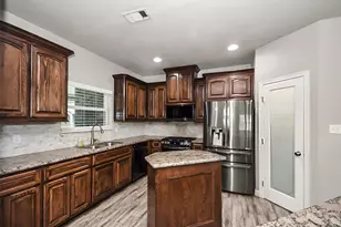 155 Horse Shoe Trail, Angleton, TX 77515 - Photo 7