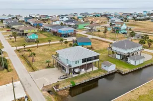 945 Gulfview Dr, Crystal Beach, TX 77650 - Photo 3
