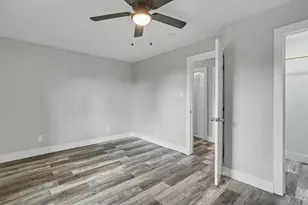 9406 Avenue E, Liverpool, TX 77577 - Photo 9