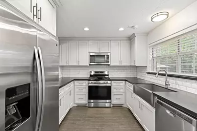 39 W Tallowberry Drive, The Woodlands, TX 77381 - Photo 5