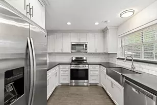39 W Tallowberry Dr, The Woodlands, TX 77381 - Photo 5