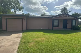 114 Forest Oaks Ln, Lake Jackson, TX 77566 - Photo 1