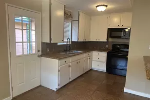 114 Forest Oaks Ln, Lake Jackson, TX 77566 - Photo 3