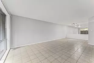 4627 Wild Indigo St, Houston, TX 77027 - Photo 5