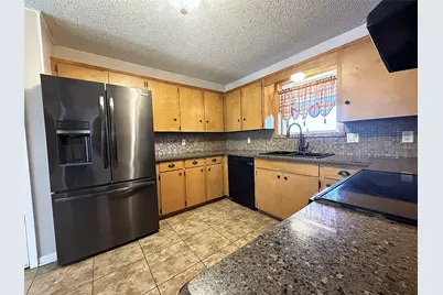 2205 James Avenue, El Campo, TX 77437 - Photo 3