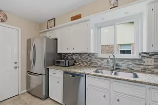 2022 Arcadia Dr, Sugar Land, TX 77498 - Photo 9