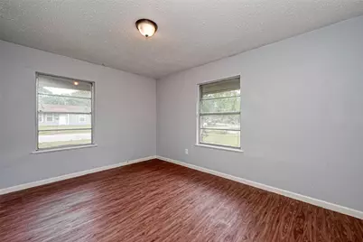 5431 Willow Glen Drive, Houston, TX 77033 - Photo 11