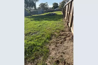 201 S 5th Street, Highlands, TX 77562 - Photo 3