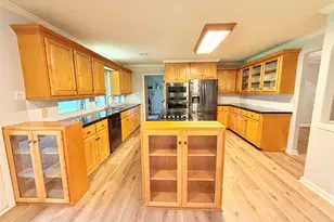 204 Hillcrest Dr, Alvin, TX 77511 - Photo 5