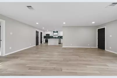 6026 Ridgeway Drive, Houston, TX 77033 - Photo 7