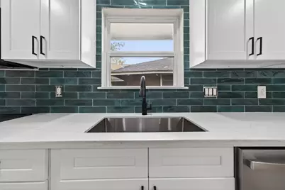 6026 Ridgeway Drive, Houston, TX 77033 - Photo 11