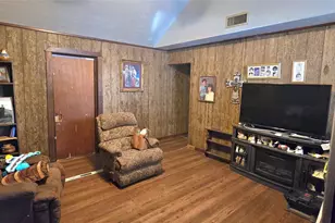 807 N Manse Ave, Giddings, TX 78942 - Photo 5