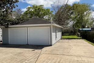 201 Smith St, Clute, TX 77531 - Photo 21