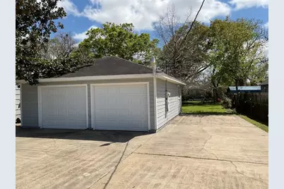 201 Smith Street, Clute, TX 77531 - Photo 21
