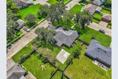 305 Castlelake Drive, Friendswood, TX 77546 - Photo 5