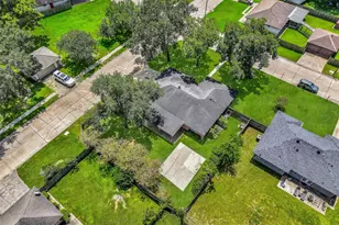 305 Castlelake Dr, Friendswood, TX 77546 - Photo 5