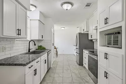 305 Castlelake Drive, Friendswood, TX 77546 - Photo 3