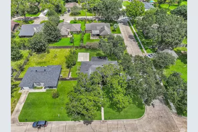 305 Castlelake Drive, Friendswood, TX 77546 - Photo 27