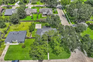 305 Castlelake Dr, Friendswood, TX 77546 - Photo 27