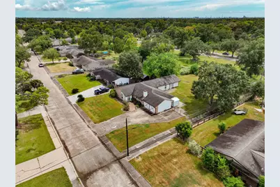 114 Persimmon Lane, Lake Jackson, TX 77566 - Photo 33