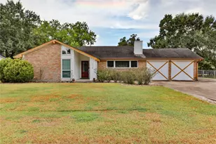 114 Persimmon Ln, Lake Jackson, TX 77566 - Photo 1