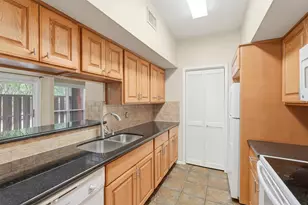 2025 Augusta Dr, Houston, TX 77057 - Photo 9
