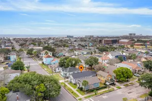 2005 37th St, Galveston, TX 77550 - Photo 3