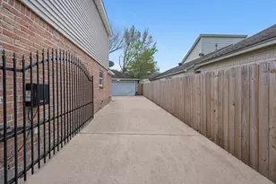 11319 Briar Forest Dr, Houston, TX 77077 - Photo 3