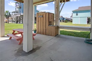857 Gulfview Dr, Crystal Beach, TX 77650 - Photo 5