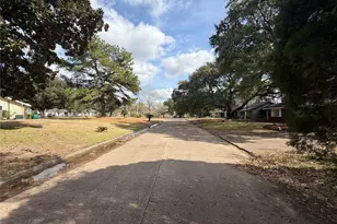 2740 Lakeview Cir, Beaumont, TX 77703 - Photo 27